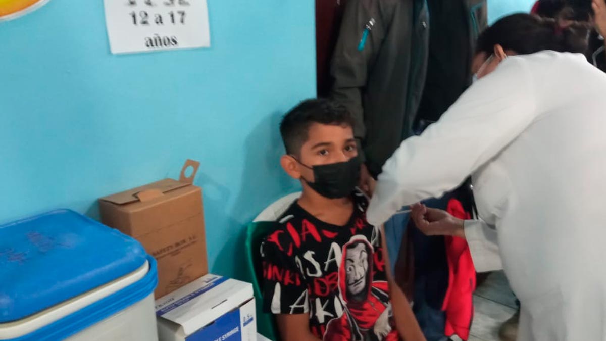 Adolescente siendo vacunado contra la COVID-19 en Juigalpa, Chontales, Nicaragua.