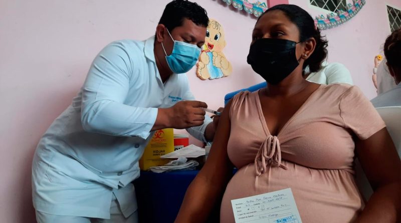 Mujer embarazada siendo vacunada contra la COVID-19 en la Casa Materna "María Serapia Ruiz" de Masaya.