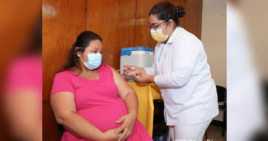 Personal médico del MINSA aplicando vacuna a una mujer embarazada