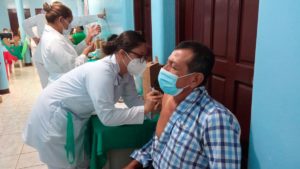 Enfermera del Ministerio de Salud de Nicaragua aplicando vacuna contra el COVID-19 a un ciudadano en Juigalpa, Chontales.