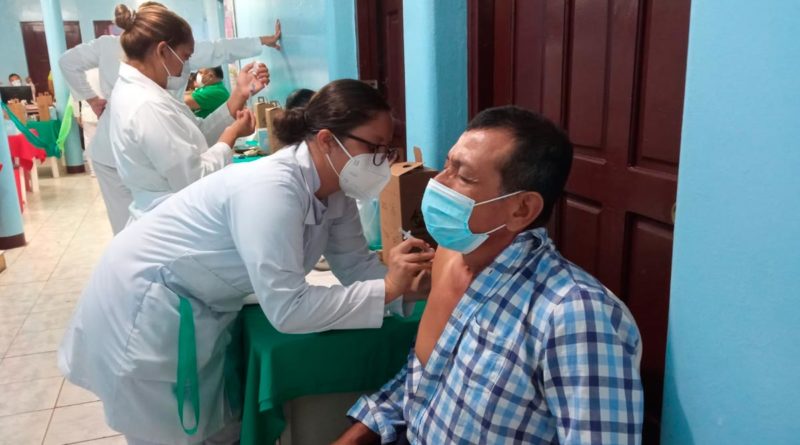 Enfermera del Ministerio de Salud de Nicaragua aplicando vacuna contra el COVID-19 a un ciudadano en Juigalpa, Chontales.