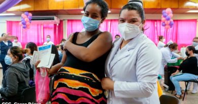 Enfermera del Ministerio de Salud de Nicaragua junto a una mujer embarazada luego de ser vacunada contra la COVID-19.