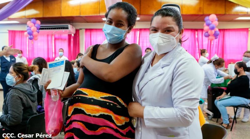 Enfermera del Ministerio de Salud de Nicaragua junto a una mujer embarazada luego de ser vacunada contra la COVID-19.