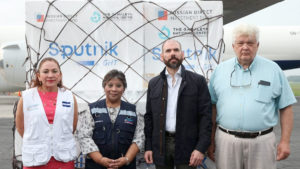 Autoridades del Ministerio de Salud, gobierno de Nicaragua y de Rusia, en el aeropuerto Augusto C. Sandino