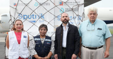 Autoridades del Ministerio de Salud, gobierno de Nicaragua y de Rusia, en el aeropuerto Augusto C. Sandino