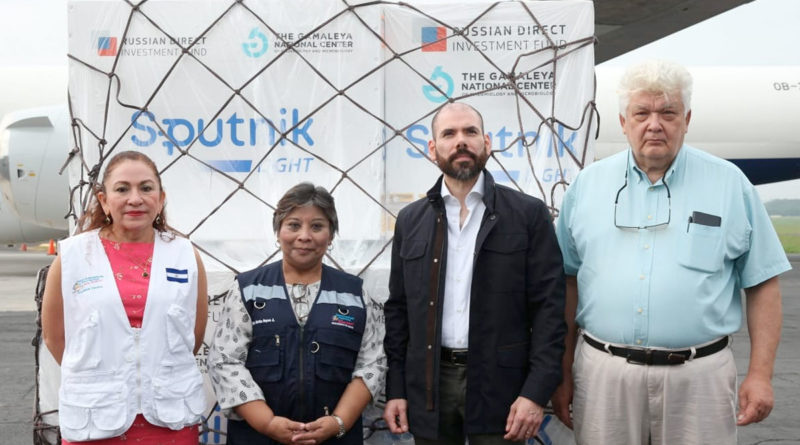 Autoridades del Ministerio de Salud, gobierno de Nicaragua y de Rusia, en el aeropuerto Augusto C. Sandino