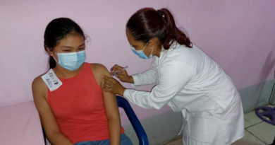 Personal médico del Ministerio de Salud aplica vacuna contra el Covid-19 a una joven