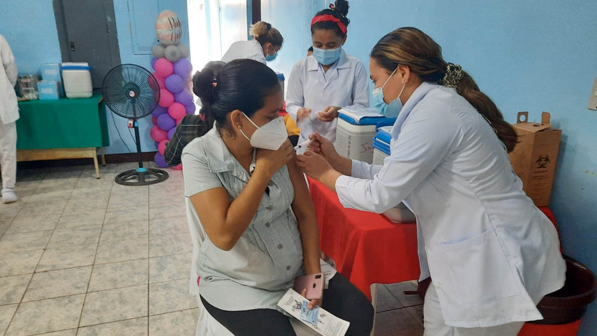 Inicia vacunación contra el Covid-19 a embarazadas, puérperas y lactantes en Chontales