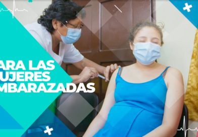 Enfermera del Ministerio de Salud de Nicaragua vacunando a una embarazada contra la COVID-19