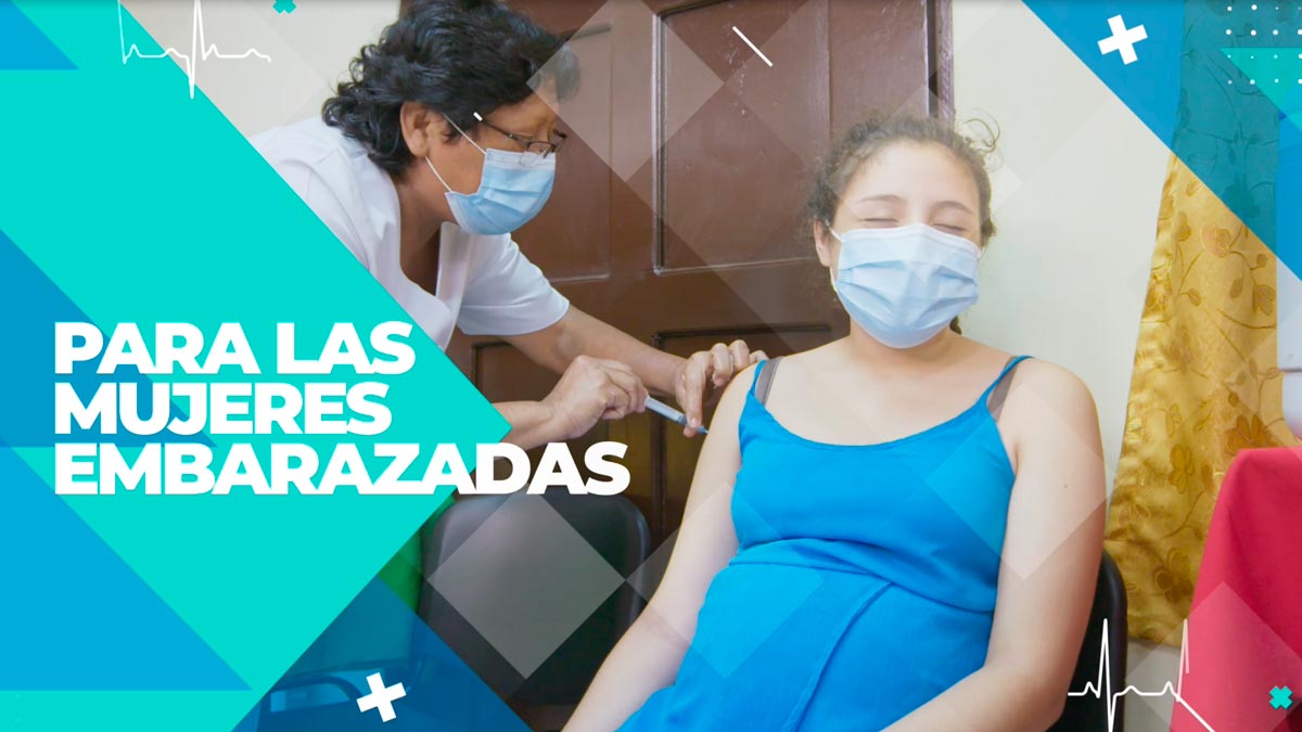 Enfermera del Ministerio de Salud de Nicaragua vacunando a una embarazada contra la COVID-19