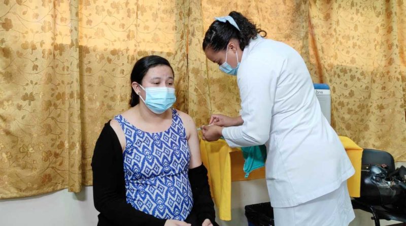 Foto Multinoticias / Personal médico del Ministerio de Salud aplican vacuna contra el Covid-19 a una mujer embarazada