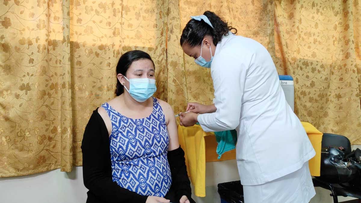 Foto Multinoticias / Personal médico del Ministerio de Salud aplican vacuna contra el Covid-19 a una mujer embarazada