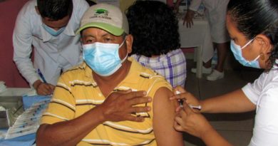 Personal del Ministerio de Salud aplica vacuna contra el Covid-19 a pobladores de Nindirí