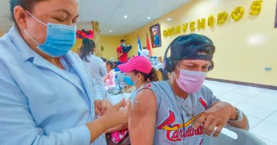 Poblador de Managua en la vacunación contra la Covid-19 en el Taller del Programa de Enfermedades de Transmisión Vectorial del SILAIS Managua.