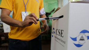 Imagen que muestra a un ciudadano ejerciendo su derecho al voto