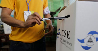 Imagen que muestra a un ciudadano ejerciendo su derecho al voto