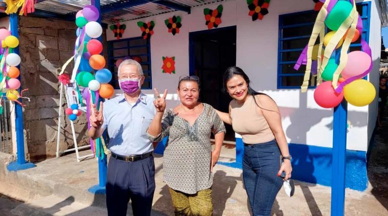 Autoridades de la Alcaldía de Managua y Embajada de Taiwán junto a la protagonista a quien se le entregó la nueva vivienda