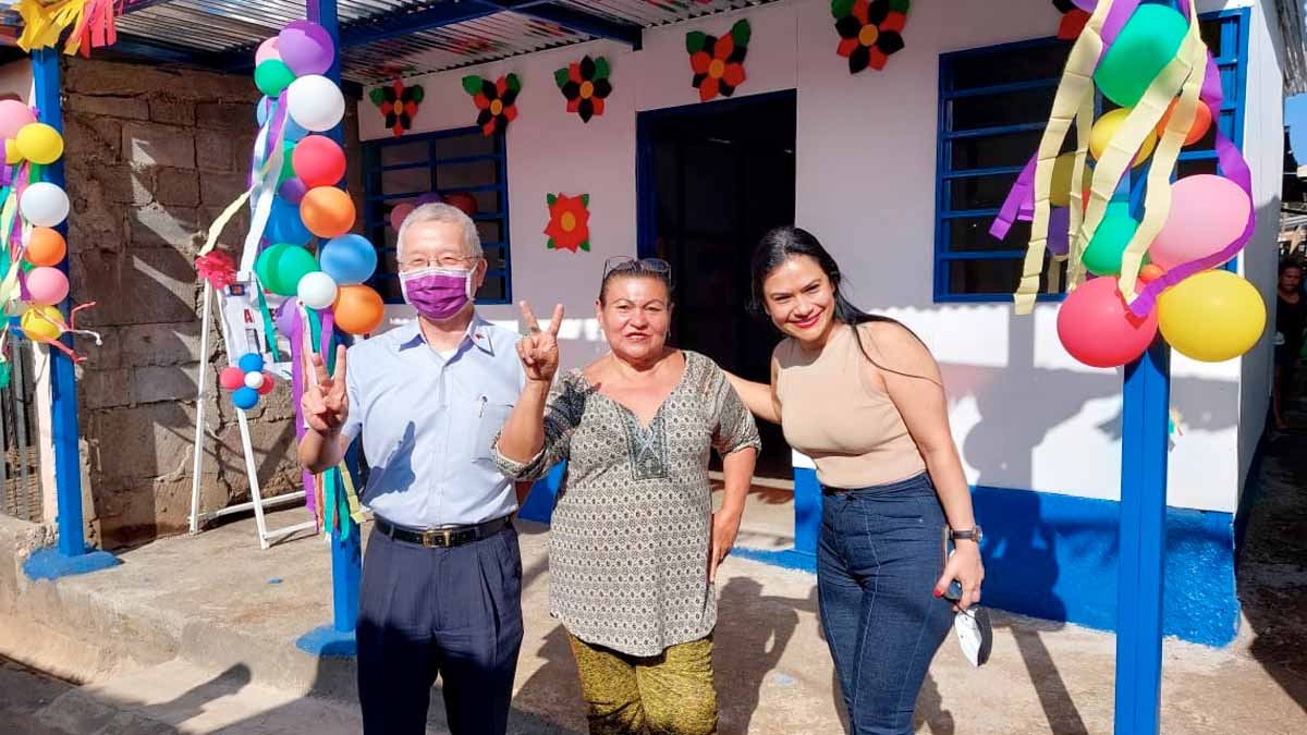 Autoridades de la Alcaldía de Managua y Embajada de Taiwán junto a la protagonista a quien se le entregó la nueva vivienda