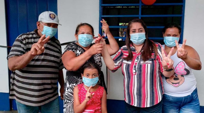 Alcaldesa de Masaya junto a una de las familias