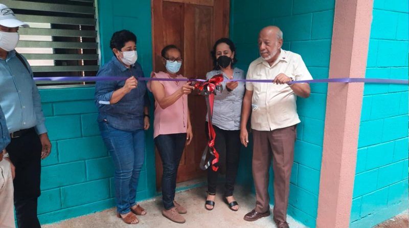 Alcalde de Juigalpa, profesor Erwing De Castilla junto a las 3 protagonistas de una nueva vivienda digna en Juigalpa.