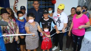 Familias durante la entrega de viviendas dignas en Ciudad Sandino.