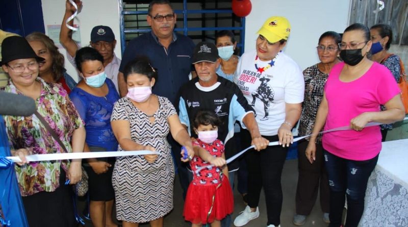 Familias durante la entrega de viviendas dignas en Ciudad Sandino.