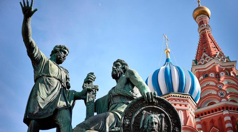 Monumento a Minin y Pozharski con la catedral de San Basilio al fondo.