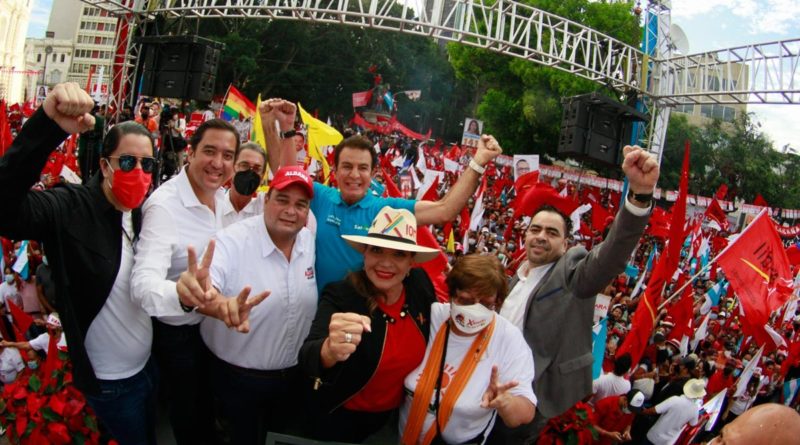 En el centro de la imagen y con sombrero Xiomara Castro, junto a Salvador Nasralla y otros políticos de Honduras