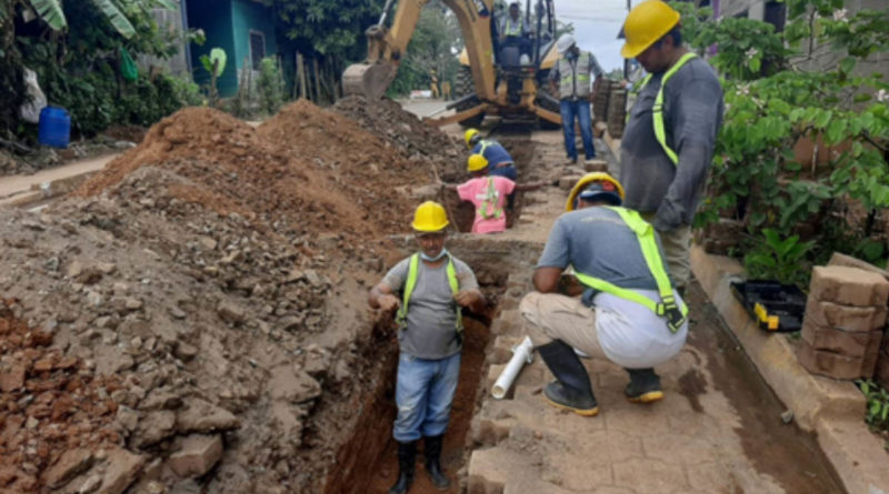 Trabajadores de ENACAL instalan tubería de agua potable en Nueva Guinea