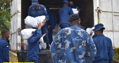 Elementos de la Fuerza Naval del Ejército de Nicaragua realizando descargue de paquetes alimenticios en Bluefields