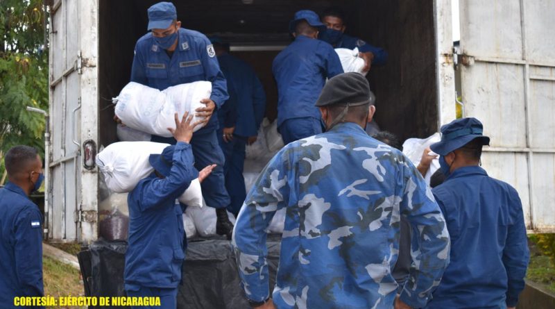 Elementos de la Fuerza Naval del Ejército de Nicaragua realizando descargue de paquetes alimenticios en Bluefields