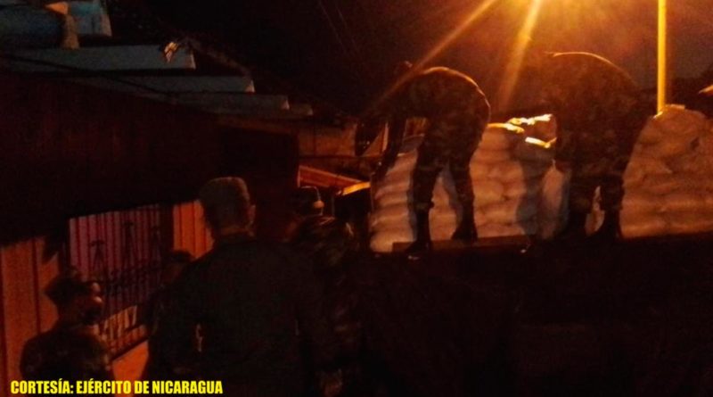 Efectivos del Ejército de Nicaragua descargando paquetes alimenticios en el auditorio Gabriel Aguirre Marín de la secretaría municipal de San Carlos, Río San Juan.