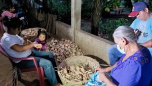 Artesanos de Masaya trabajan en la elaboración de canastas de palma