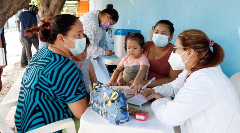 Personal médico del Centro de Salud Altagracia, brindan atención a pobladores del barrio Nora Astorga