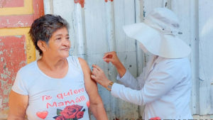 Pobladora del barrio Ducualí recibe vacuna contra la Covid-19