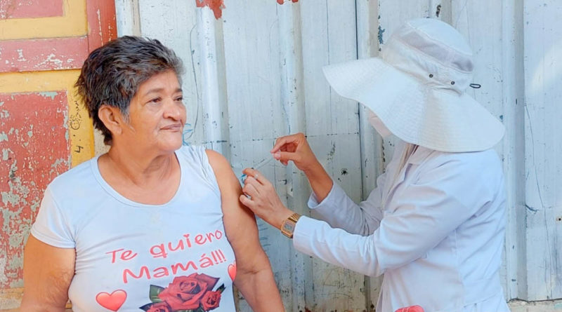 Pobladora del barrio Ducualí recibe vacuna contra la Covid-19