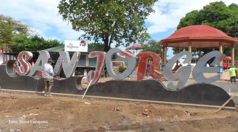 Vista de las letras "San Jorge" que se instalan en el parque central del municipio junto a La Calzada