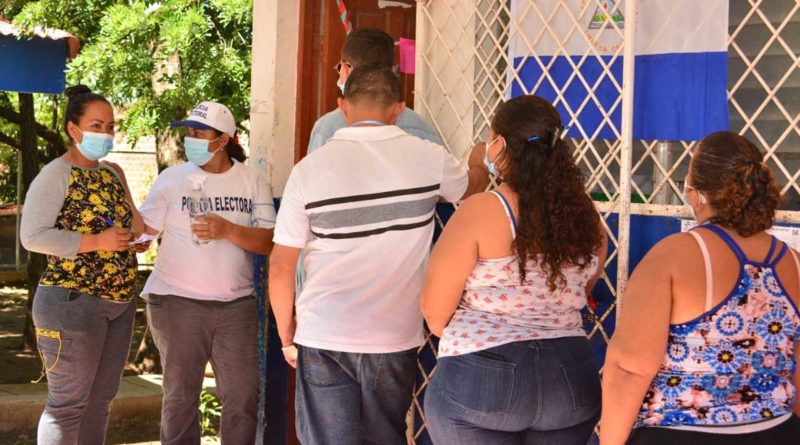 Ciudadanos nicaragüenses haciendo fila para depositar su voto en una JRV en Managua