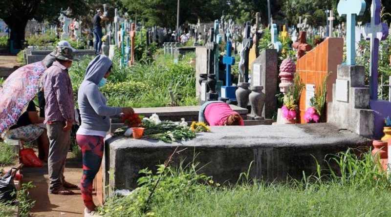 Familias nicaragüenses conmemoran el día de los difuntos