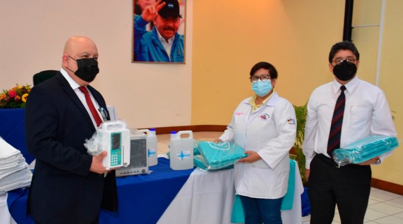 Bruno Vásquez, representante de la Iglesia de Jesucristo de los Santos de los Últimos Días en Nicaragua, junto a la Doctora Kenia Grillo, directora del Hospital Alemán Nicaragüense