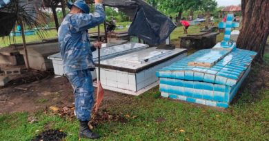 Efectivos de la Fuerza Naval del Ejército de Nicaragua en jornada de limpieza del cementerio comunal de Sandy Bay Sirpi.