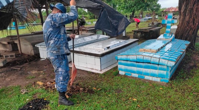 Efectivos de la Fuerza Naval del Ejército de Nicaragua en jornada de limpieza del cementerio comunal de Sandy Bay Sirpi.