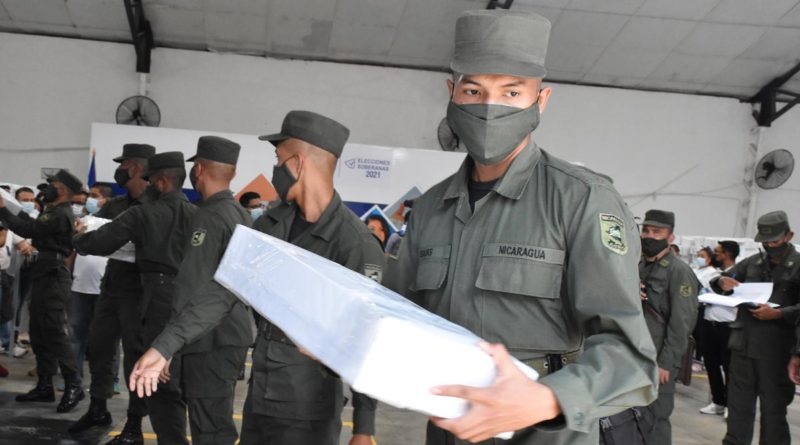 Efectivos del Ejército de Nicaragua brindando seguridad y transportación del material electoral para las elecciones generales este 7 de noviembre.