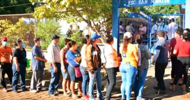 Ciudadanos nicaragüenses hacen fila para depositar su voto durante las pasadas elecciones de este 7 de noviembre