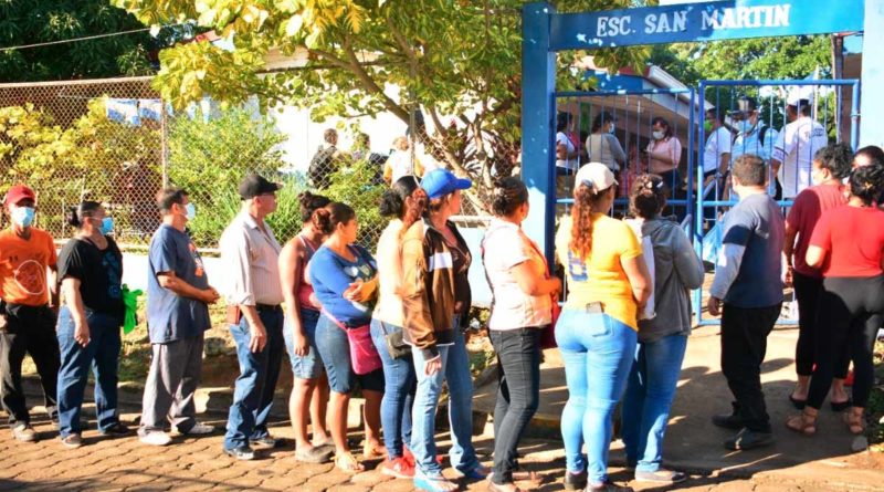 Ciudadanos nicaragüenses hacen fila para depositar su voto durante las pasadas elecciones de este 7 de noviembre