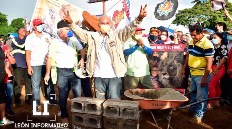 La gloria del béisbol Julio Vallejos colocando una primera piedra del nuevo estadio de béisbol de León.