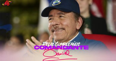 Banner en celebración del cumpleaños del Presidente Comandante Daniel Ortega de Canal 4