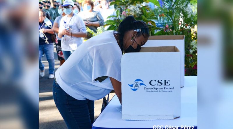 Ciudadana nicaragüense ejerciendo su derecho al voto