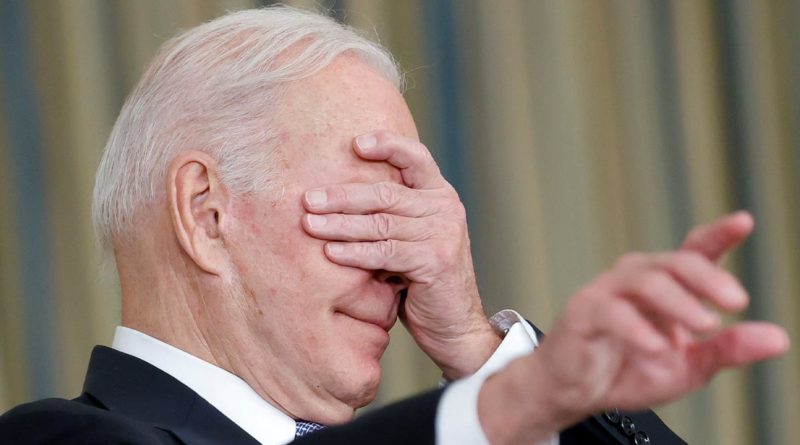 Joe Biden cubriendo sus ojos