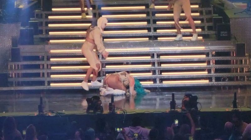 Karol G sufre terrible caída durante su concierto en Miami